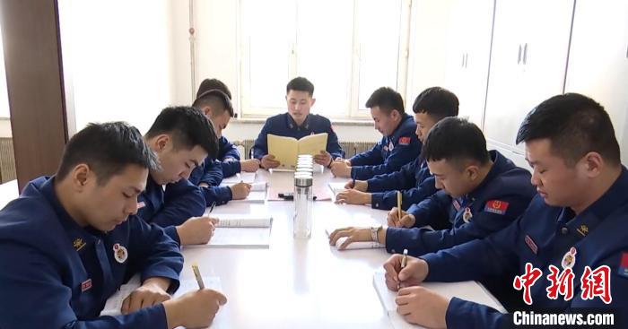 圖為劉守福和隊友們進(jìn)行理論學(xué)習(xí)?！∮邶埥?攝