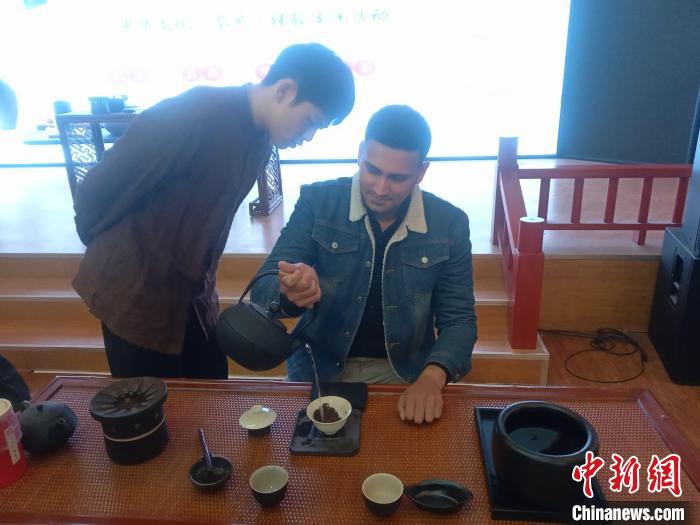 圖為拉維在學(xué)習(xí)點(diǎn)茶?！∈茉L者供圖
