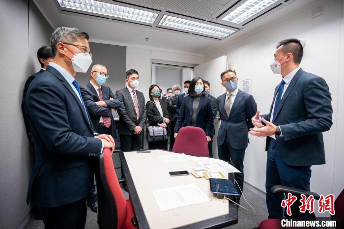 2月28日，澳門廉政專員陳子勁(右二)率團訪問香港。圖為代表團參觀香港廉署總部大樓設(shè)施?！∠愀哿鸸倬W(wǎng) 攝