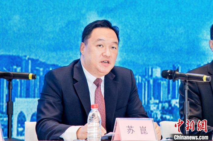 橫琴粵澳深度合作區(qū)執(zhí)委會副主任蘇崑介紹政策主要內(nèi)容及落實措施?！￡P(guān)銘榮 攝