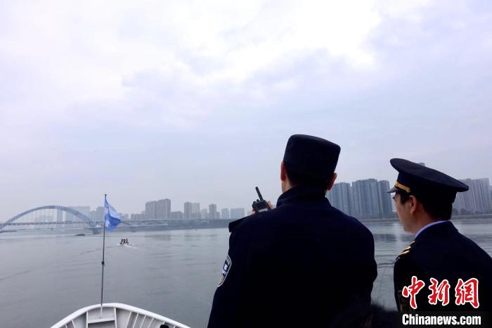 杭州多個(gè)涉水單位聯(lián)合執(zhí)法?！″X晨菲 攝