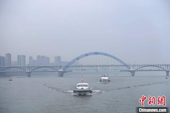 杭州多個(gè)涉水單位聯(lián)合執(zhí)法?！″X晨菲 攝