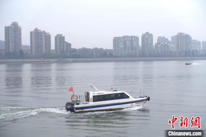 執(zhí)法艇在錢塘江上巡邏?！″X晨菲 攝