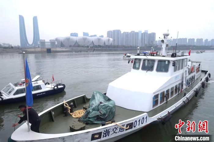 杭州多個(gè)涉水單位聯(lián)合執(zhí)法。　錢晨菲 攝