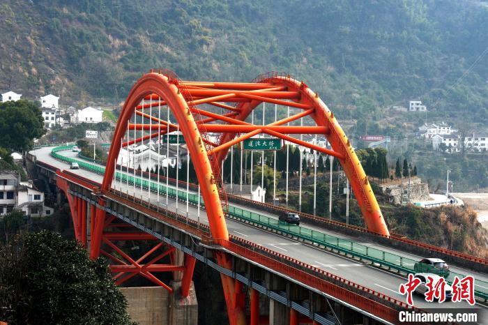 三峽專(zhuān)用公路上的蓮沱大橋 湯偉 攝