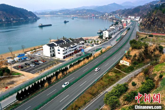 沿江而建的三峽專(zhuān)用公路 湯偉 攝