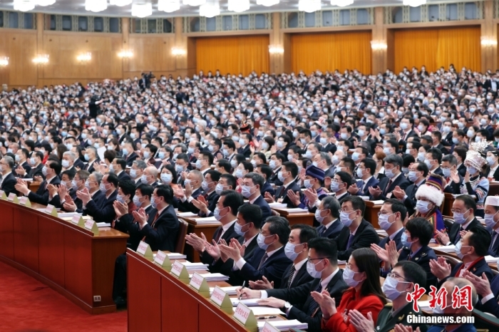 3月5日，十四屆全國(guó)人大一次會(huì)議在北京人民大會(huì)堂開幕。<a target='_blank' href='/'>中新社</a>記者 盛佳鵬 攝