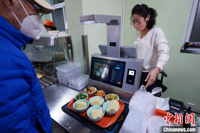資料圖：位于天津市和平區(qū)南營門街道的老年人“智慧食堂”投入使用。據(jù)悉，該“智慧食堂”取餐、結(jié)算均采用智能化方式，前來用餐的老人可通過面部識別或刷就餐卡綁定當(dāng)天所用的餐盤，取菜通道旁的電子屏幕可顯示所取主食、菜品的營養(yǎng)成分表等內(nèi)容，幫助老年人合理搭配膳食。 <a target='_blank' href='/'>中新社</a>記者 佟郁 攝 　