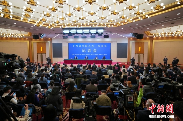 3月7日，十四屆全國人大一次會議在北京梅地亞中心多功能廳舉行記者會，外交部長秦剛就“中國外交政策和對外關(guān)系”相關(guān)問題回答中外記者提問。<a target='_blank' href='/'>中新社</a>記者 毛建軍 攝