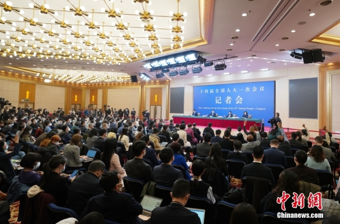 3月7日，十四屆全國人大一次會議在北京梅地亞中心多功能廳舉行記者會，外交部長秦剛就“中國外交政策和對外關(guān)系”相關(guān)問題回答中外記者提問。<a target='_blank' href='/'>中新社</a>記者 毛建軍 攝