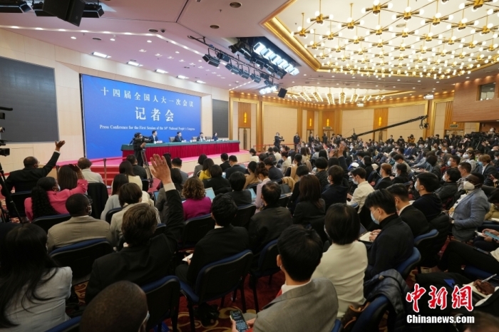3月7日，十四屆全國人大一次會議在北京梅地亞中心多功能廳舉行記者會，外交部長秦剛就“中國外交政策和對外關(guān)系”相關(guān)問題回答中外記者提問。<a target='_blank' href='/'>中新社</a>記者 毛建軍 攝