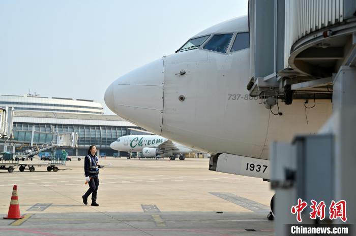 圖為咸俊進(jìn)行繞機(jī)檢查。　俞靖 攝
