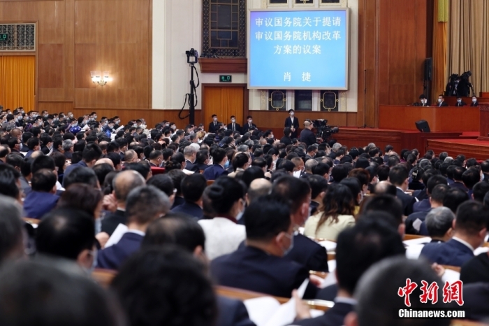 3月7日，十四屆全國人大一次會議在北京人民大會堂舉行第二次全體會議。受國務(wù)院委托，國務(wù)委員兼國務(wù)院秘書長肖捷作關(guān)于國務(wù)院機構(gòu)改革方案的說明。<a target='_blank' href='/'>中新社</a>記者 盛佳鵬 攝