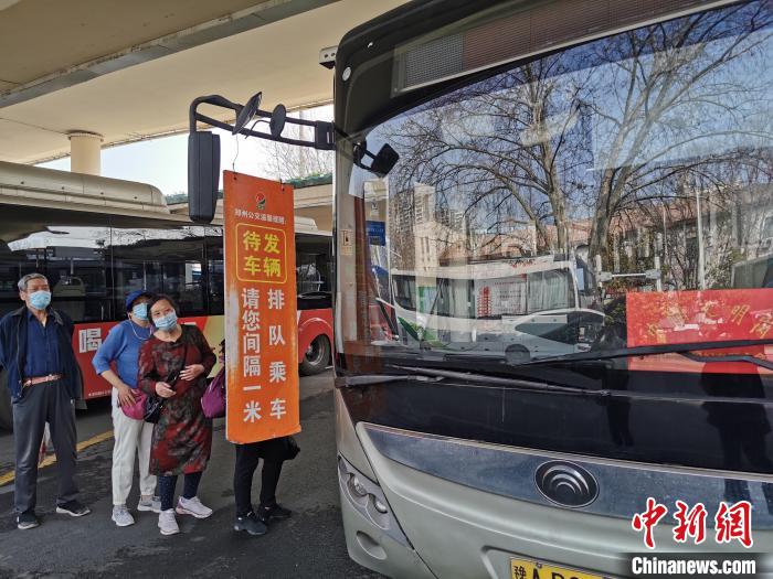 乘客自覺排隊(duì)等待乘坐鄭州104路公交車?！№n章云 攝