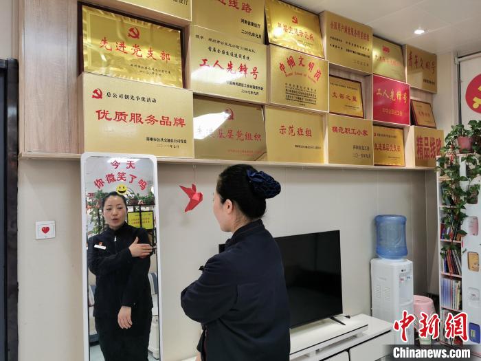 每次出車前，鄭州104路公交車駕駛員程紅巖都會(huì)認(rèn)真照鏡整理儀表?！№n章云 攝
