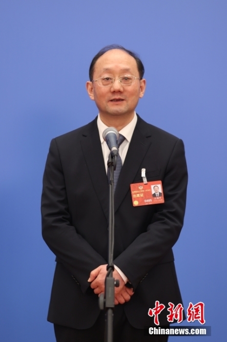 3月7日，全國政協(xié)十四屆一次會議第二場“委員通道”集體采訪活動在北京人民大會堂新聞發(fā)布廳舉行。圖為全國政協(xié)委員江利平接受媒體采訪。中新社記者 蔣啟明 攝