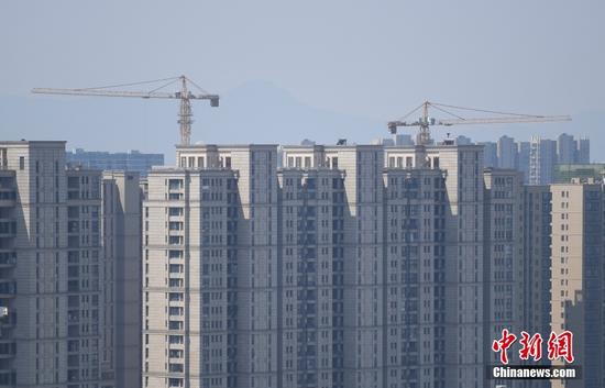 5月17日，浙江杭州城北高樓林立。杭州市房地產市場平穩(wěn)健康發(fā)展領導小組辦公室17日發(fā)布《關于進一步促進房地產市場平穩(wěn)健康發(fā)展的通知》，從優(yōu)化二手住房交易政策、完善稅收調節(jié)、更好滿足三孩家庭購房需求等方面進一步完善房地產市場調控。其中明確，符合條件的三孩家庭，在杭州本市限購范圍內限購的住房套數增加1套。 <a target='_blank' href='/'>中新社</a>記者 王剛 攝