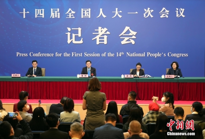 3月7日，十四屆全國人大一次會(huì)議在北京梅地亞中心多功能廳舉行記者會(huì)，外交部長秦剛就“中國外交政策和對(duì)外關(guān)系”相關(guān)問題回答中外記者提問。<a target='_blank' href='/'>中新社</a>記者 毛建軍 攝