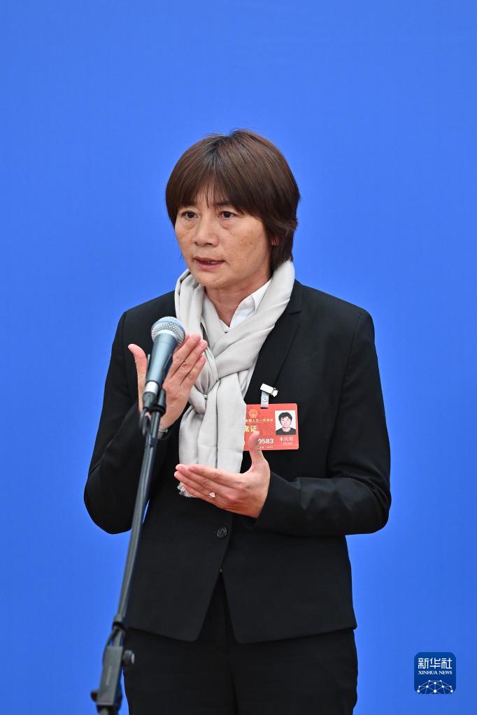 3月5日，第十四屆全國人民代表大會第一次會議舉行首場“代表通道”采訪活動。這是全國人大代表水慶霞接受媒體采訪。（圖源：新華社）