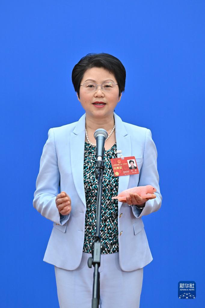 3月5日，第十四屆全國人民代表大會第一次會議舉行首場“代表通道”采訪活動。這是全國人大代表侯蓉接受媒體采訪。（圖源：新華社）