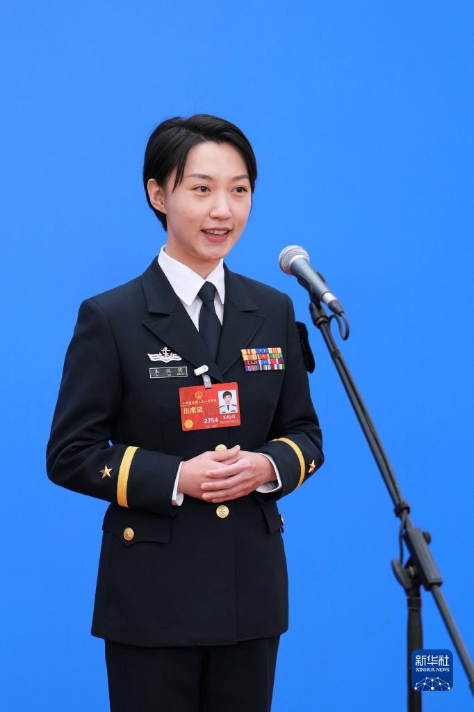 3月5日，第十四屆全國人民代表大會第一次會議舉行首場“代表通道”采訪活動。這是全國人大代表朱悅萌接受媒體采訪。（圖源：新華社）