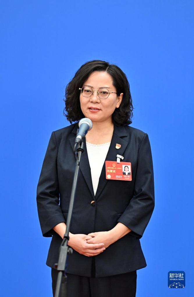 3月7日，第十四屆全國人民代表大會第一次會議舉行第二場“代表通道”采訪活動。這是全國人大代表劉小蓉接受媒體采訪。（圖源：新華社）