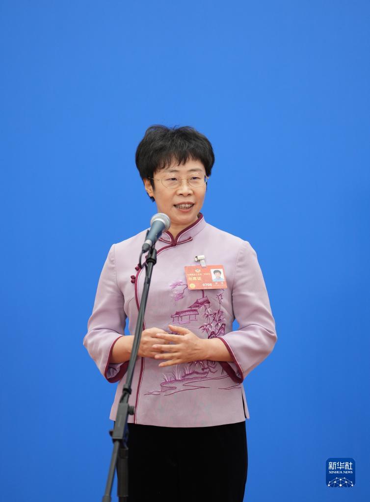 3月4日，全國政協(xié)十四屆一次會議首場“委員通道”集體采訪活動在北京人民大會堂新聞發(fā)布廳舉行。這是全國政協(xié)委員蒙曼接受媒體采訪。（圖源：新華社）