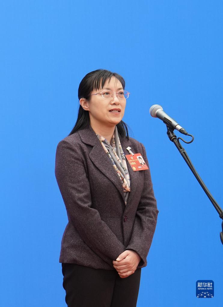 3月4日，全國政協(xié)十四屆一次會議首場“委員通道”集體采訪活動在北京人民大會堂新聞發(fā)布廳舉行。這是全國政協(xié)委員楊洋接受媒體采訪。（圖源：新華社）