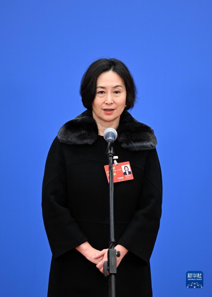 3月7日，全國政協(xié)十四屆一次會議第二場“委員通道”集體采訪活動在北京人民大會堂新聞發(fā)布廳舉行。這是全國政協(xié)委員何超瓊接受媒體采訪。（圖源：新華社）