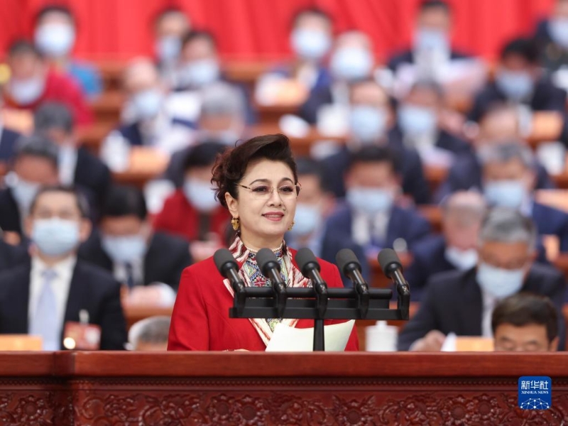 3月7日，全國政協(xié)十四屆一次會議在北京人民大會堂舉行第二次全體會議。這是迪麗娜爾·阿布拉委員作大會發(fā)言。（圖源：新華社）