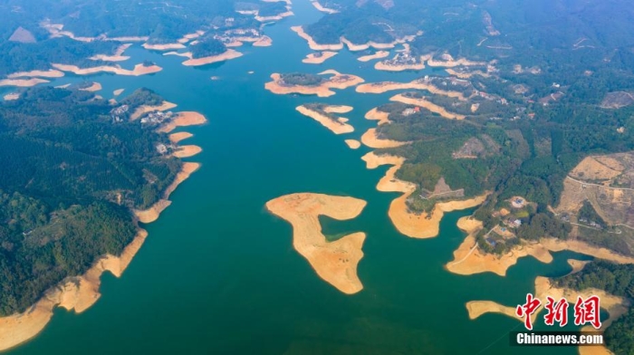 資料圖：航拍廣西梧州市蒼梧縣梨埠鎮(zhèn)爽島水庫(kù)，水清岸綠，河暢景美，宛如畫卷。何華文 攝