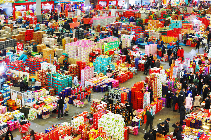 1月17日，消費(fèi)者在浙江義烏果品市場(chǎng)采購(gòu)年貨。（圖源：新華社）