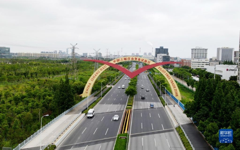 位于上海外高橋保稅區(qū)的中國(guó)（上海）自由貿(mào)易試驗(yàn)區(qū)標(biāo)志“海鷗門(mén)”。（圖源：新華社）