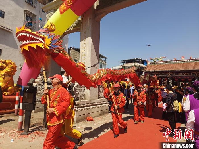 現(xiàn)場舉行盛大的龍藝陣、獅陣、鼓樂陣等踩街活動(dòng)。　廖珍妹 攝