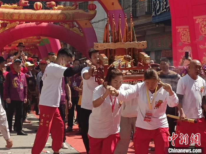 現(xiàn)場舉行盛大的龍藝陣、獅陣、鼓樂陣等踩街活動(dòng)?！×握涿?攝
