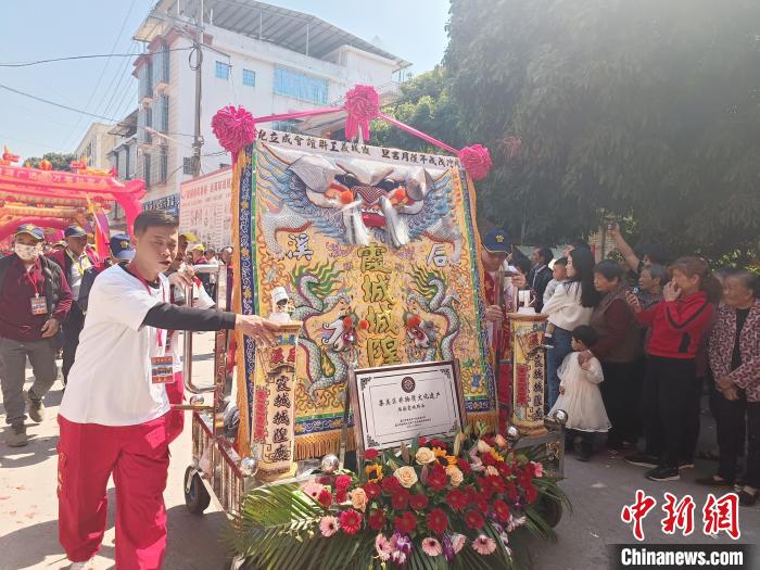 現(xiàn)場舉行盛大的龍藝陣、獅陣、鼓樂陣等踩街活動(dòng)?！×握涿?攝