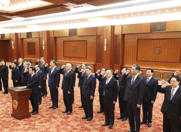 國務(wù)院各部部長、各委員會主任、中國人民銀行行長、審計長進行憲法宣