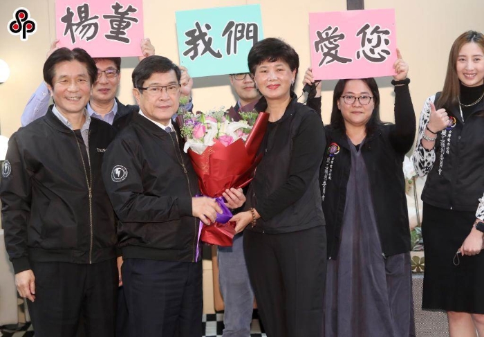 臺(tái)電8日舉行卸新任董事長(zhǎng)、總經(jīng)理交接典禮，卸任董事長(zhǎng)楊偉甫
