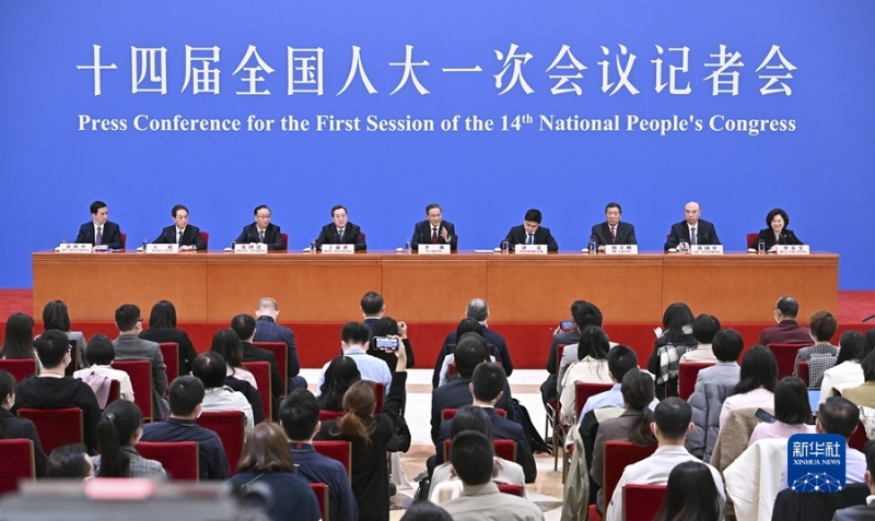 3月13日，十四屆全國(guó)人大一次會(huì)議在北京人民大會(huì)堂舉行記者會(huì)，國(guó)務(wù)院總理李強(qiáng)應(yīng)大會(huì)發(fā)言人王超的邀請(qǐng)出席記者會(huì)，并回答中外記者提問。國(guó)務(wù)院副總理丁薛祥、何立峰、張國(guó)清、劉國(guó)中參加。新華社記者 李鑫 攝