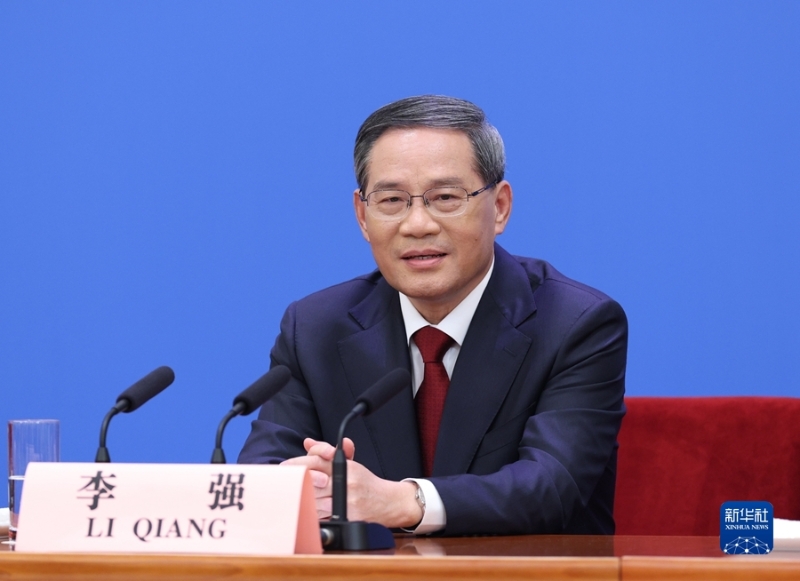 3月13日，十四屆全國(guó)人大一次會(huì)議在北京人民大會(huì)堂舉行記者會(huì)，國(guó)務(wù)院總理李強(qiáng)應(yīng)大會(huì)發(fā)言人王超的邀請(qǐng)出席記者會(huì)，并回答中外記者提問。國(guó)務(wù)院副總理丁薛祥、何立峰、張國(guó)清、劉國(guó)中參加。這是李強(qiáng)回答記者提問。新華社記者 劉彬 攝