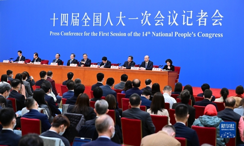 3月13日，十四屆全國(guó)人大一次會(huì)議在北京人民大會(huì)堂舉行記者會(huì)，國(guó)務(wù)院總理李強(qiáng)應(yīng)大會(huì)發(fā)言人王超的邀請(qǐng)出席記者會(huì)，并回答中外記者提問。國(guó)務(wù)院副總理丁薛祥、何立峰、張國(guó)清、劉國(guó)中參加。新華社記者 翟健嵐 攝