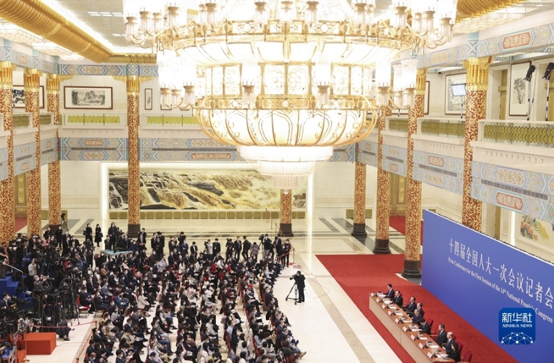3月13日，十四屆全國(guó)人大一次會(huì)議在北京人民大會(huì)堂舉行記者會(huì)，國(guó)務(wù)院總理李強(qiáng)應(yīng)大會(huì)發(fā)言人王超的邀請(qǐng)出席記者會(huì)，并回答中外記者提問。國(guó)務(wù)院副總理丁薛祥、何立峰、張國(guó)清、劉國(guó)中參加。新華社記者 劉彬 攝