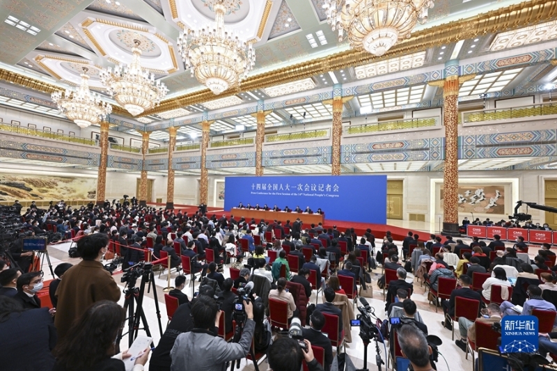 3月13日，十四屆全國(guó)人大一次會(huì)議在北京人民大會(huì)堂舉行記者會(huì)，國(guó)務(wù)院總理李強(qiáng)應(yīng)大會(huì)發(fā)言人王超的邀請(qǐng)出席記者會(huì)，并回答中外記者提問。國(guó)務(wù)院副總理丁薛祥、何立峰、張國(guó)清、劉國(guó)中參加。新華社記者 岳月偉 攝