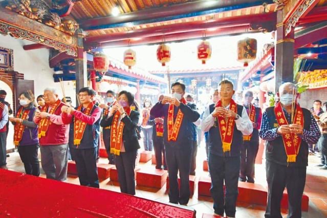 彰化縣長(zhǎng)王惠美及縣內(nèi)共13媽祖廟的主委，14日齊聚在爐主宮廟二林仁和宮，擲筊請(qǐng)示舉辦“2023年彰化縣媽祖祈福文化節(jié)”的吉日。（圖源：臺(tái)灣“中時(shí)新聞網(wǎng)”）