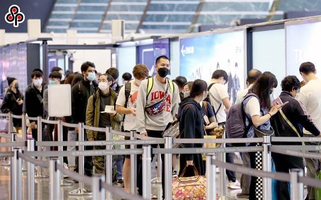 臺當局交通主管部門宣布今年3月31日起向每位轉機過境旅客收取500元新臺幣“轉機過境設施使用費”。（圖源：臺灣“中時新聞網(wǎng)”）