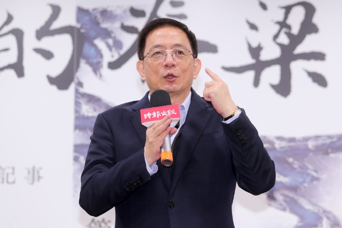 前臺(tái)大校長(zhǎng)管中閔與知名作家楊渡合作撰寫(xiě)《大學(xué)的脊梁：臺(tái)大校長(zhǎng)遴選事件與管中閔心情記事》，記錄2018年臺(tái)大校長(zhǎng)遴選事件過(guò)程。（資料照,黃世麒攝）