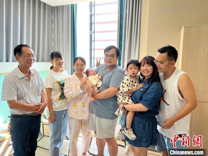 謝家父子與家人合影(左一謝慶茂、左四謝東穎) 受訪者 供圖