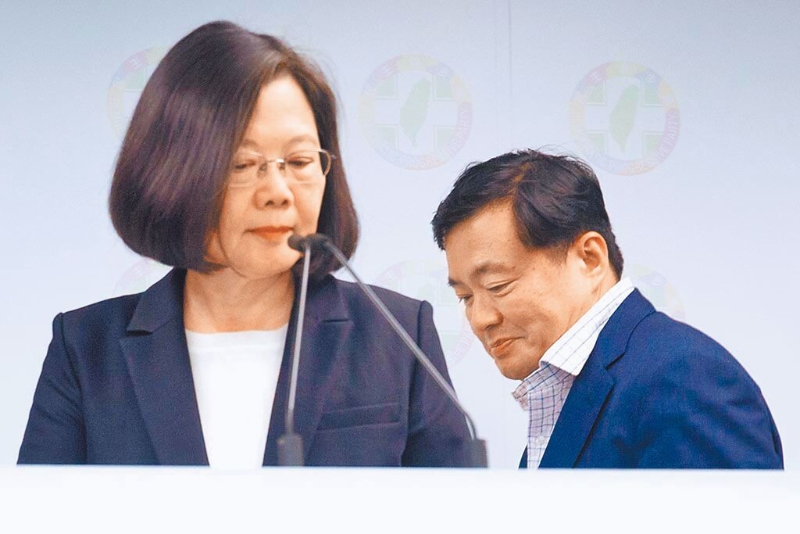 臺灣地區(qū)領(lǐng)導(dǎo)人蔡英文(左)與前民進黨秘書長洪耀福(右)。（圖源：臺灣“中時新聞網(wǎng)”）