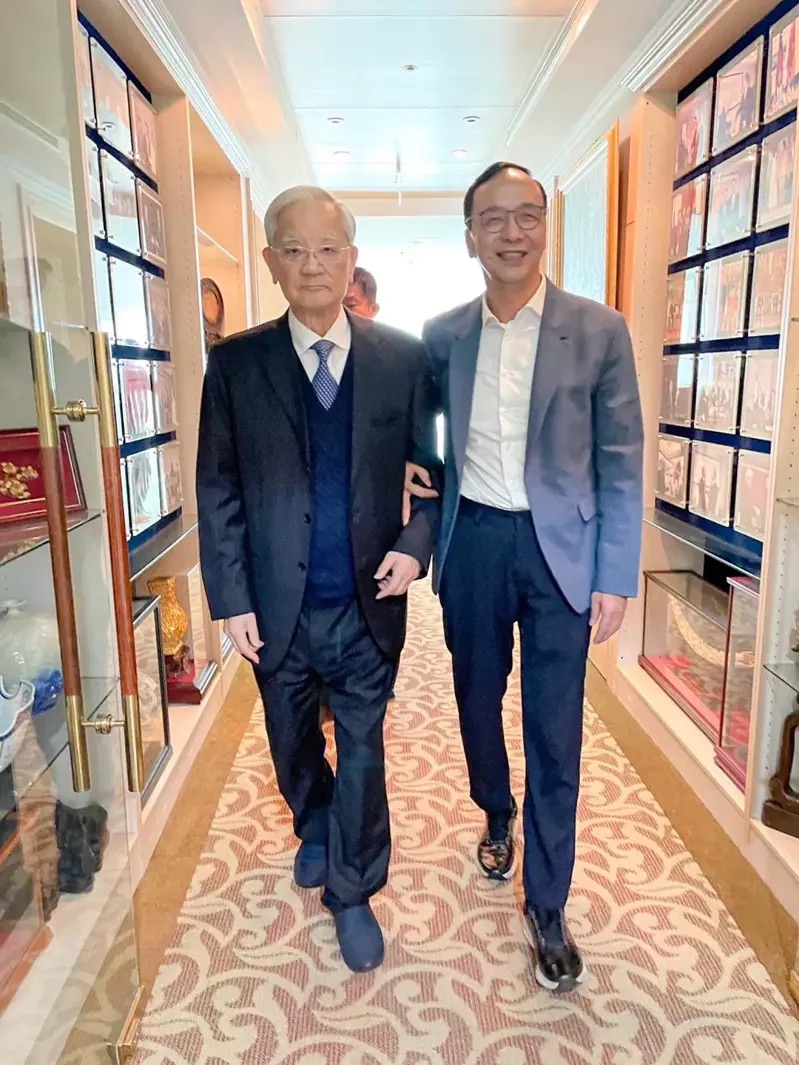 國(guó)民黨主席朱立倫（右）與國(guó)民黨前主席連戰(zhàn)（左）。（圖源：臺(tái)灣《聯(lián)合報(bào)》）
