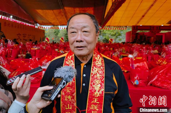 鳳山寺駐臺(tái)灣辦事處主任、臺(tái)南市下林玉圣宮管委會(huì)主任蔡國(guó)輝接受采訪。